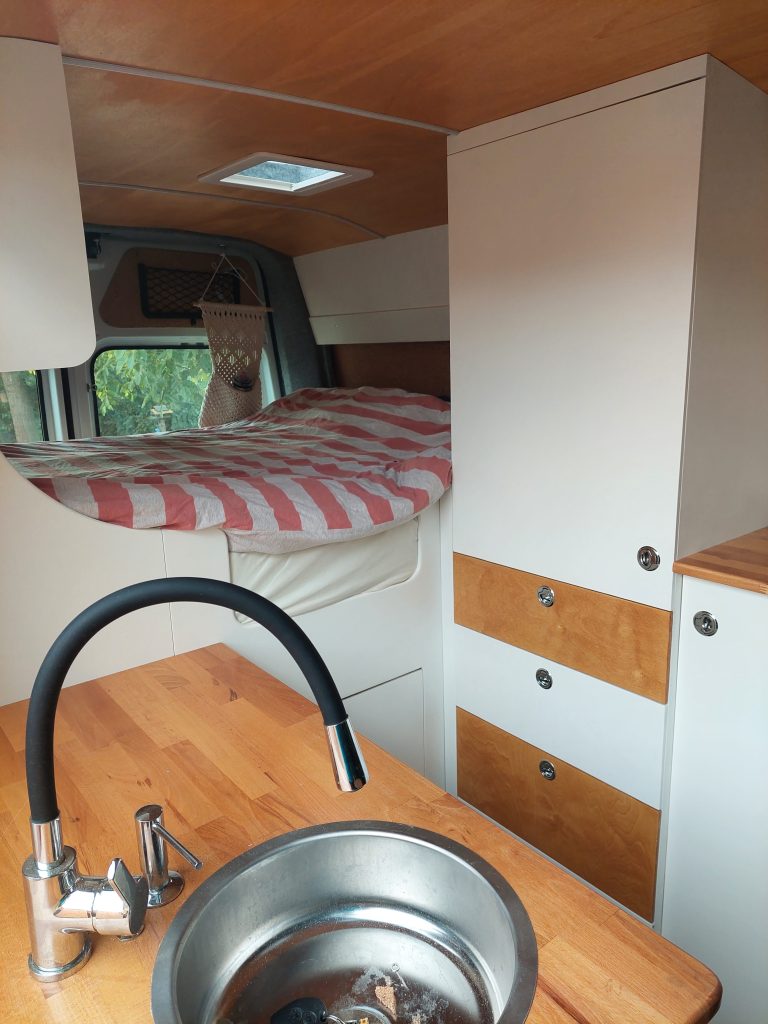 Das Bett und der Schrank in unserem Wohnmobil