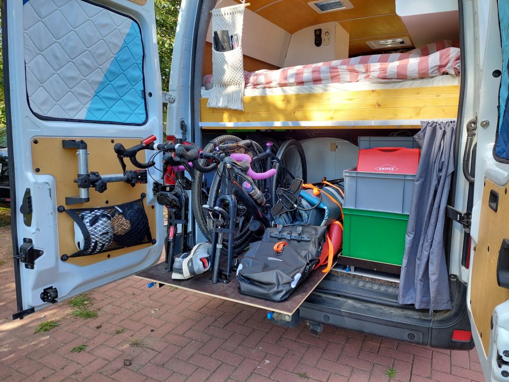 Fahrradgarage und Euroboxen auf Schublade im Renault Master Camper Van