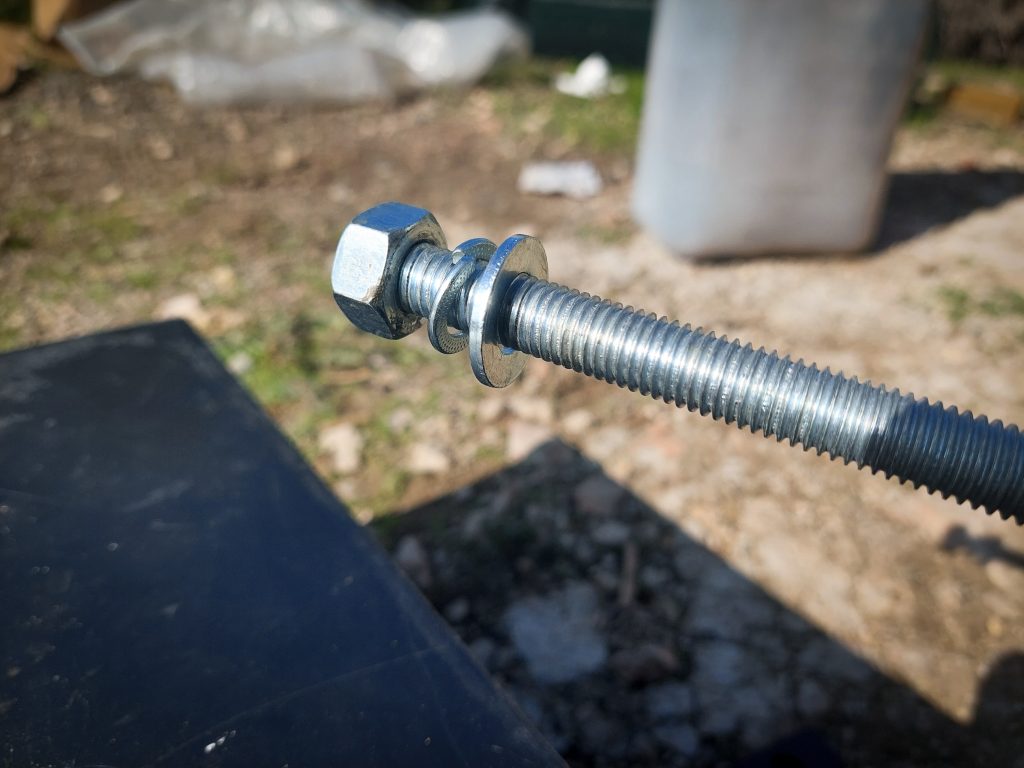Gewindestange mit Federring, Unterlegscheibe und Mutter zur Montage des Tanks