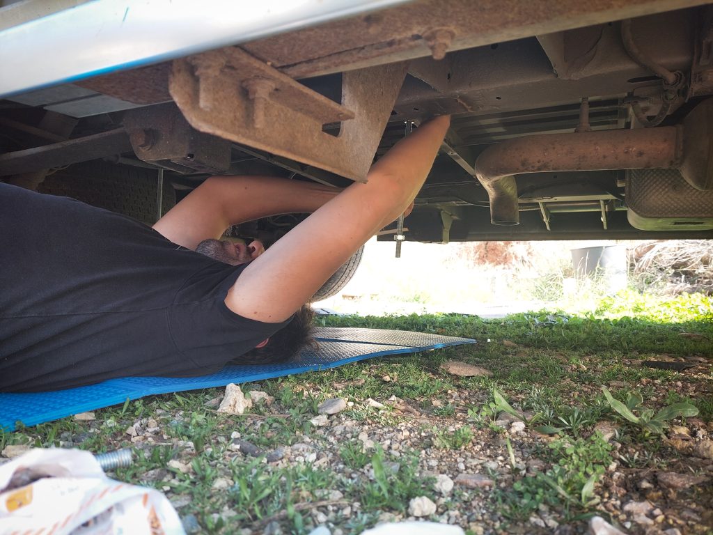 Montage des Tanks unterm Fahrzeug
