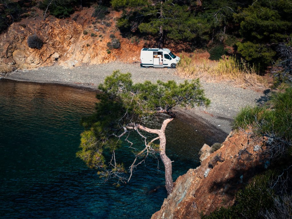 Ein Wohnmobil am Strand
